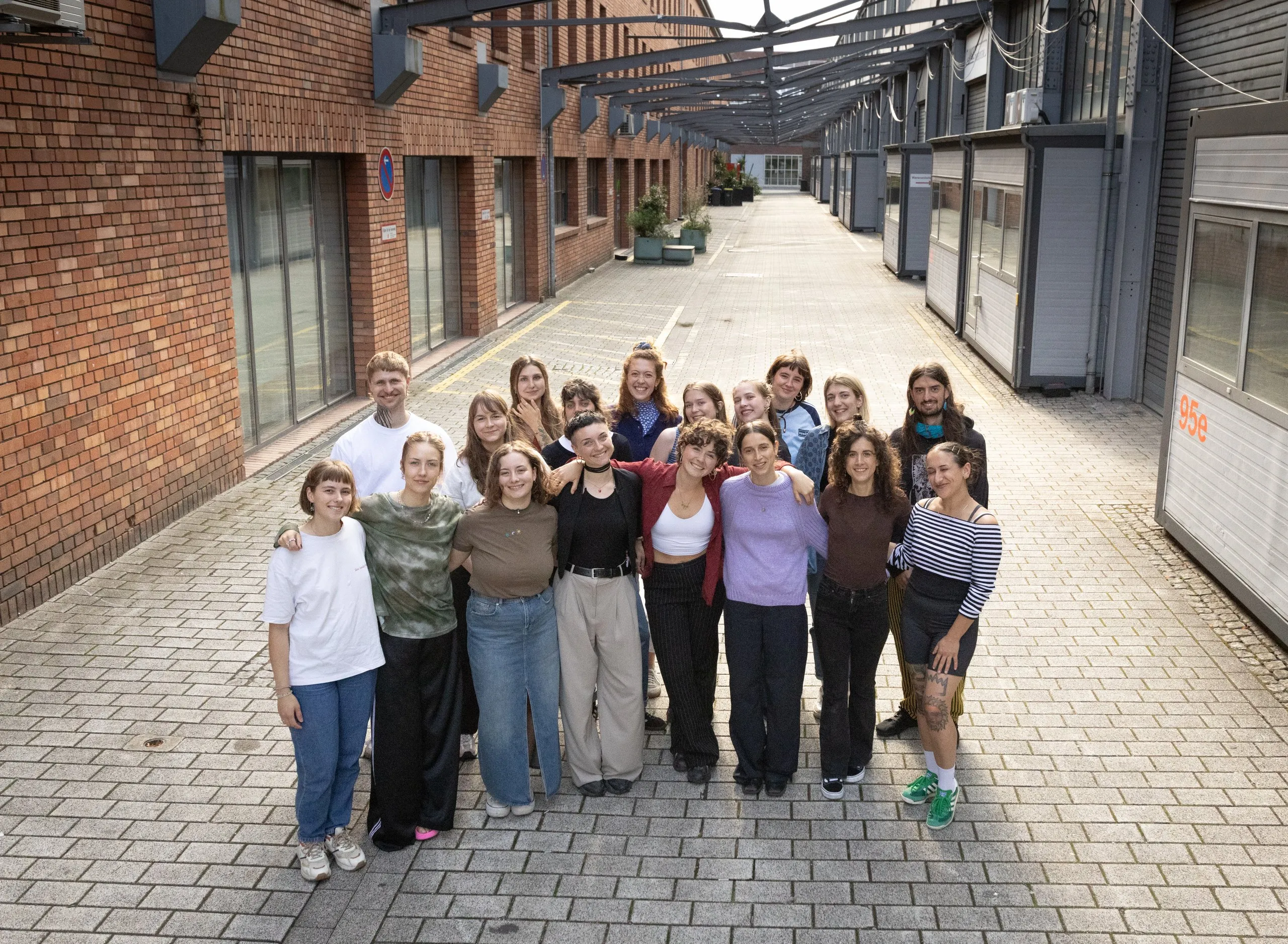 Das Hempies Team vor dem Machwerkhaus in Köln